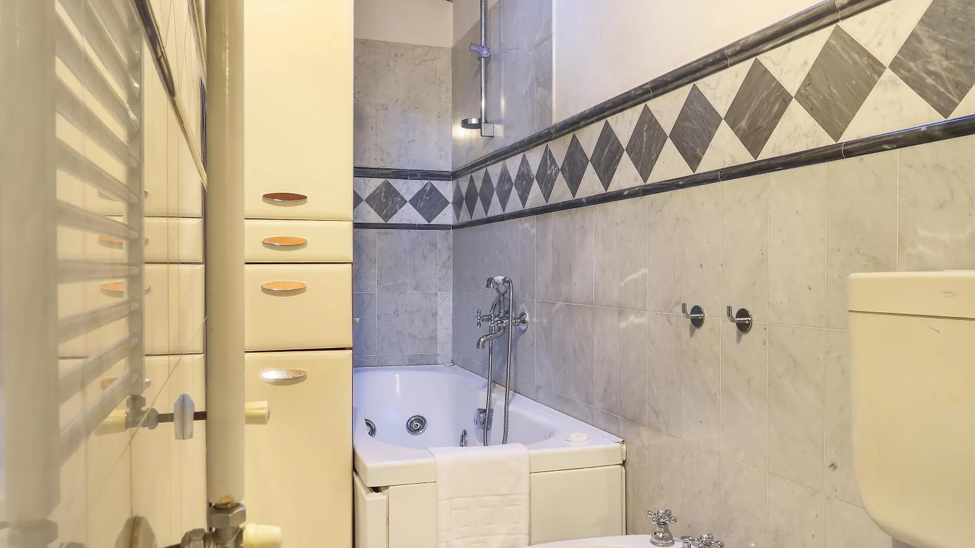 2 Bedroom Apartment With Terrace Florencja 0*,  Włochy